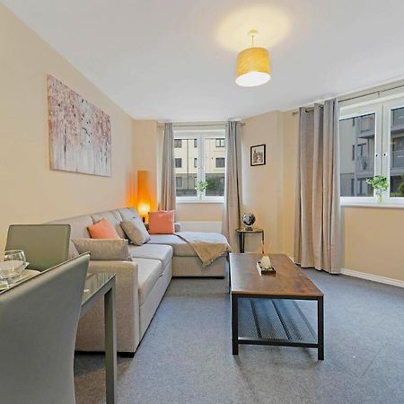 Modern & Spacious 2 Bedroom Serviced Apartment Next To Lochend Park - Private Underground Parking & Lift Available - Close To Edinburgh City Centre Buitenkant foto