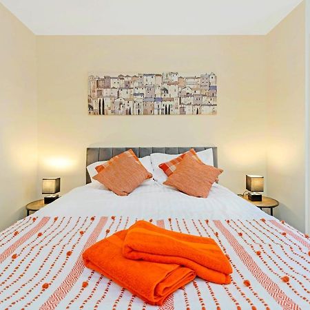 Modern & Spacious 2 Bedroom Serviced Apartment Next To Lochend Park - Private Underground Parking & Lift Available - Close To Edinburgh City Centre Buitenkant foto