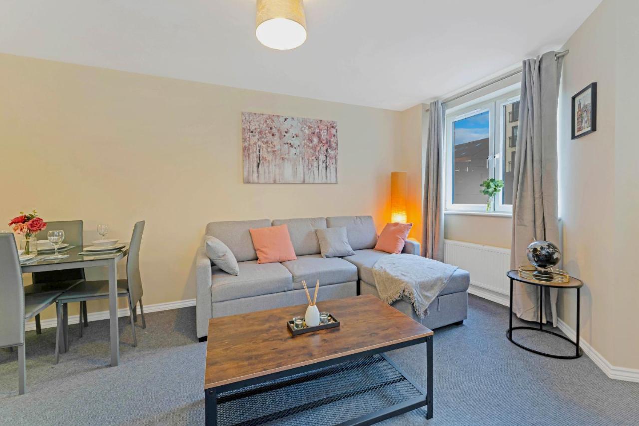 Modern & Spacious 2 Bedroom Serviced Apartment Next To Lochend Park - Private Underground Parking & Lift Available - Close To Edinburgh City Centre Buitenkant foto