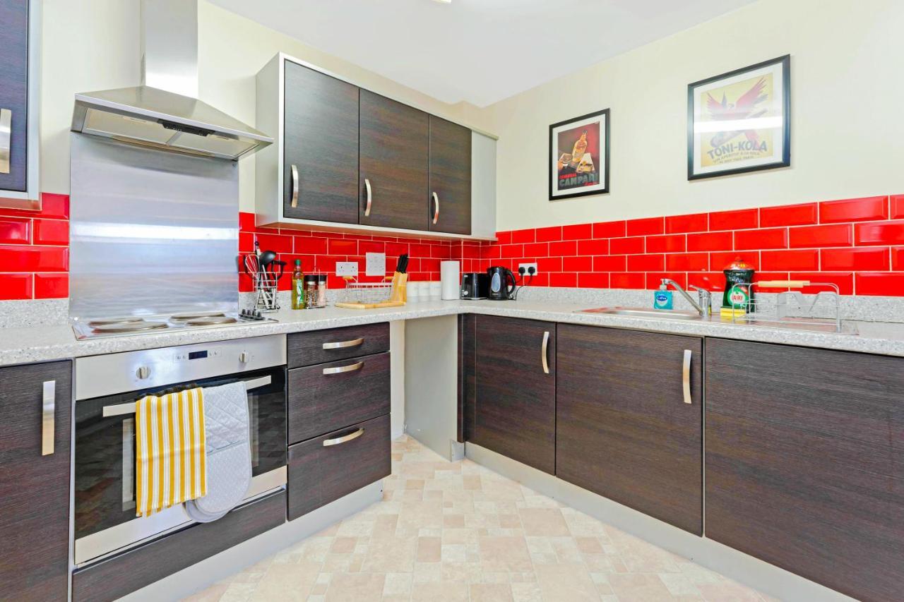 Modern & Spacious 2 Bedroom Serviced Apartment Next To Lochend Park - Private Underground Parking & Lift Available - Close To Edinburgh City Centre Buitenkant foto