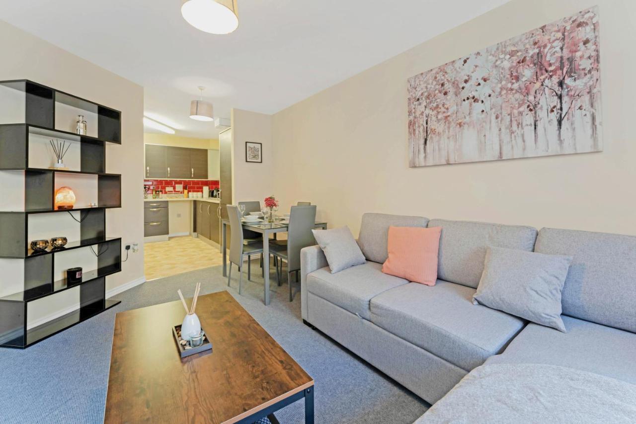 Modern & Spacious 2 Bedroom Serviced Apartment Next To Lochend Park - Private Underground Parking & Lift Available - Close To Edinburgh City Centre Buitenkant foto