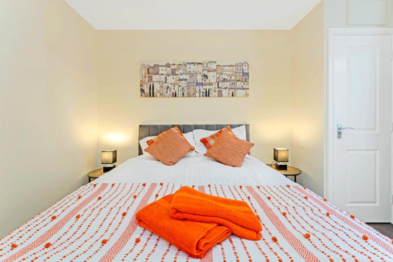 Modern & Spacious 2 Bedroom Serviced Apartment Next To Lochend Park - Private Underground Parking & Lift Available - Close To Edinburgh City Centre Buitenkant foto