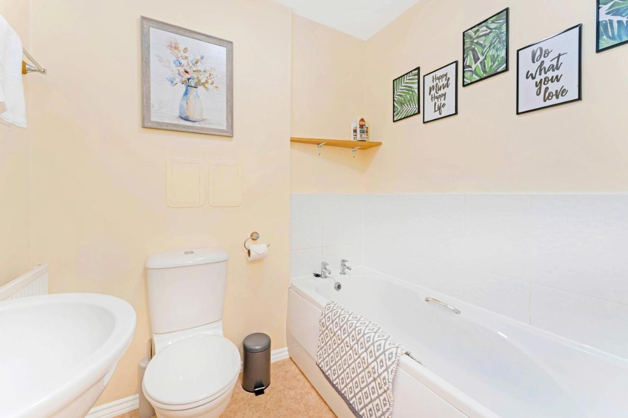 Modern & Spacious 2 Bedroom Serviced Apartment Next To Lochend Park - Private Underground Parking & Lift Available - Close To Edinburgh City Centre Buitenkant foto