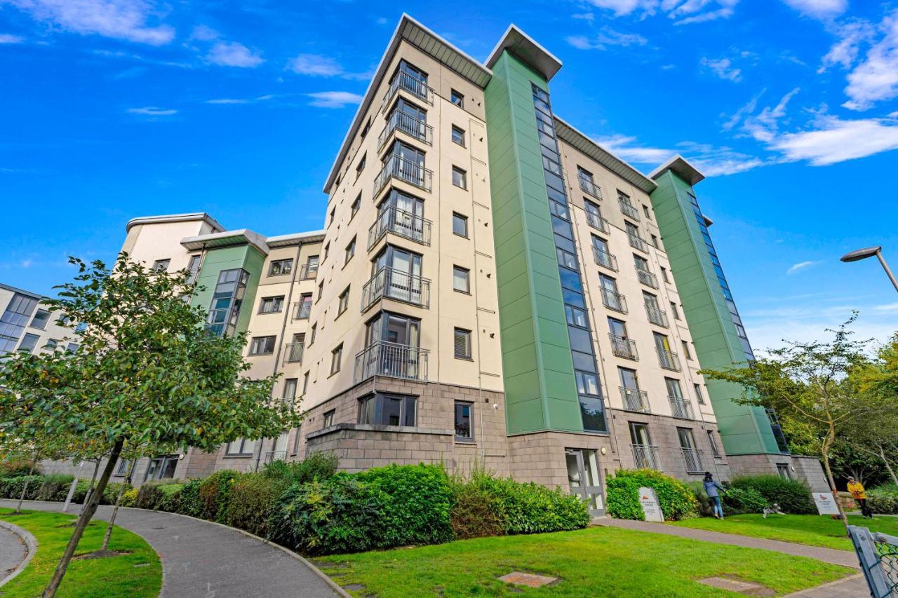 Modern & Spacious 2 Bedroom Serviced Apartment Next To Lochend Park - Private Underground Parking & Lift Available - Close To Edinburgh City Centre Buitenkant foto