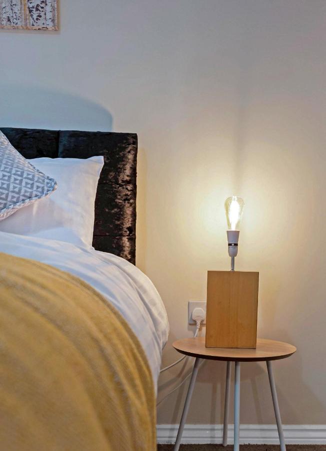 Modern & Spacious 2 Bedroom Serviced Apartment Next To Lochend Park - Private Underground Parking & Lift Available - Close To Edinburgh City Centre Buitenkant foto