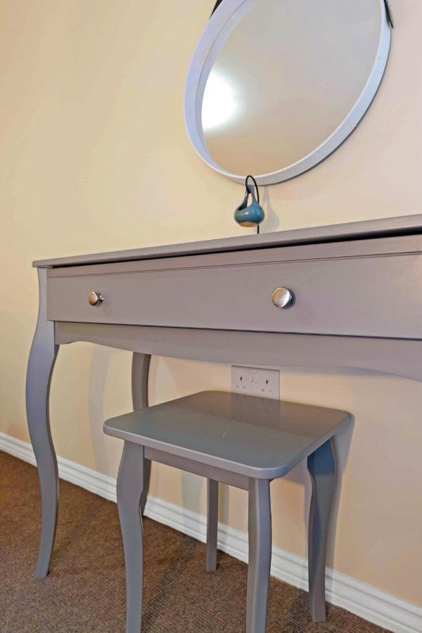 Modern & Spacious 2 Bedroom Serviced Apartment Next To Lochend Park - Private Underground Parking & Lift Available - Close To Edinburgh City Centre Buitenkant foto