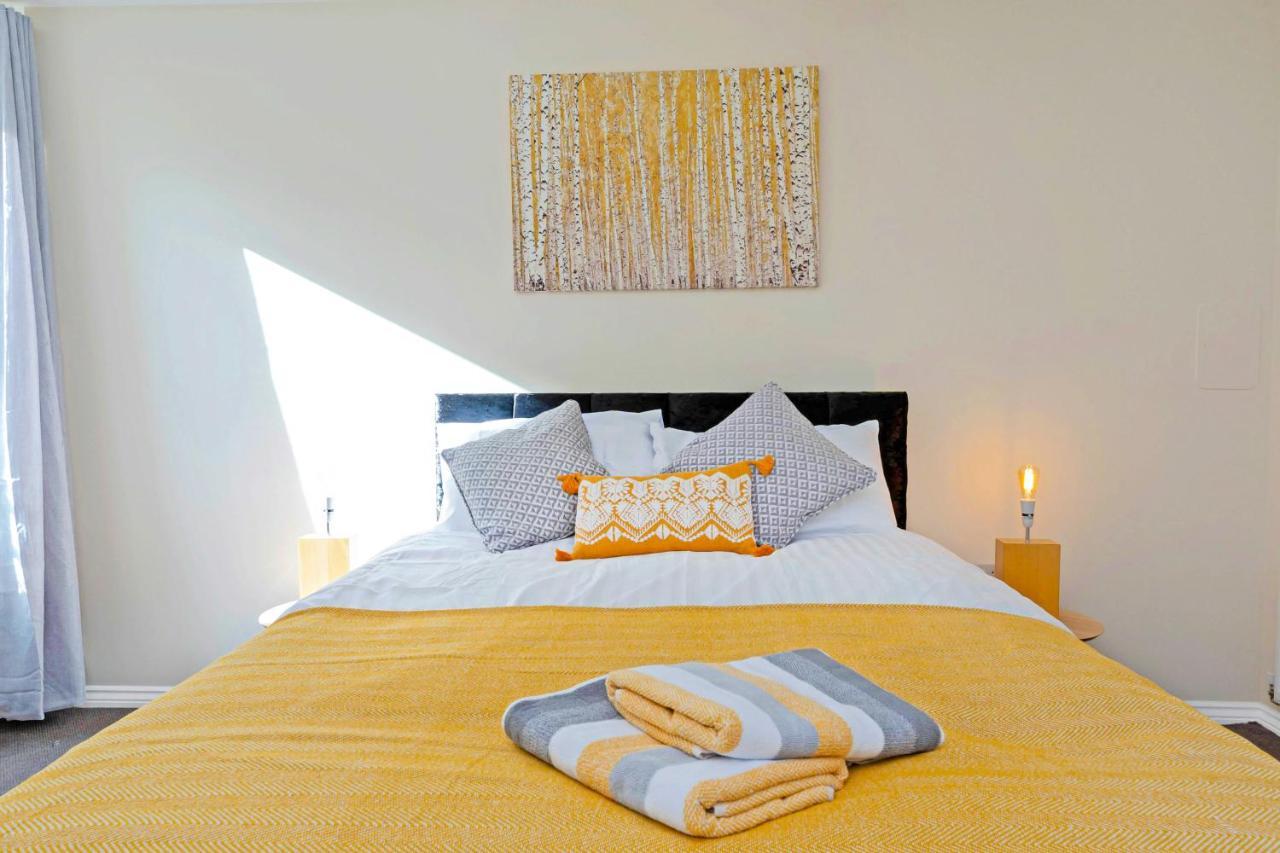 Modern & Spacious 2 Bedroom Serviced Apartment Next To Lochend Park - Private Underground Parking & Lift Available - Close To Edinburgh City Centre Buitenkant foto