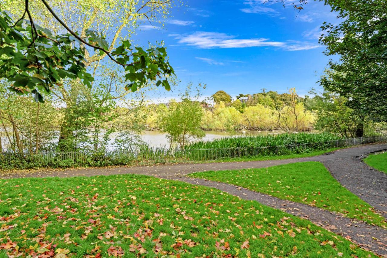 Modern & Spacious 2 Bedroom Serviced Apartment Next To Lochend Park - Private Underground Parking & Lift Available - Close To Edinburgh City Centre Buitenkant foto