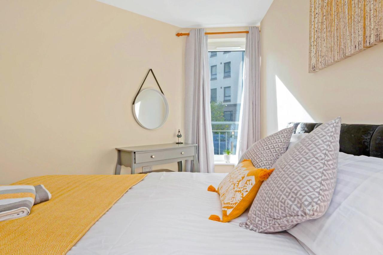 Modern & Spacious 2 Bedroom Serviced Apartment Next To Lochend Park - Private Underground Parking & Lift Available - Close To Edinburgh City Centre Buitenkant foto