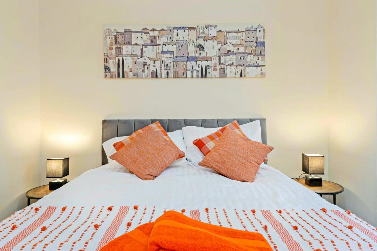 Modern & Spacious 2 Bedroom Serviced Apartment Next To Lochend Park - Private Underground Parking & Lift Available - Close To Edinburgh City Centre Buitenkant foto
