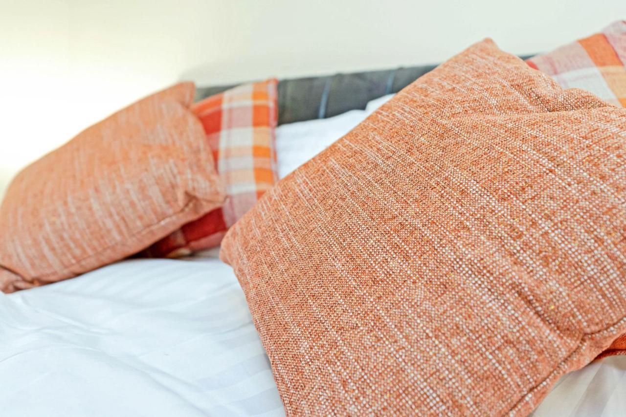 Modern & Spacious 2 Bedroom Serviced Apartment Next To Lochend Park - Private Underground Parking & Lift Available - Close To Edinburgh City Centre Buitenkant foto