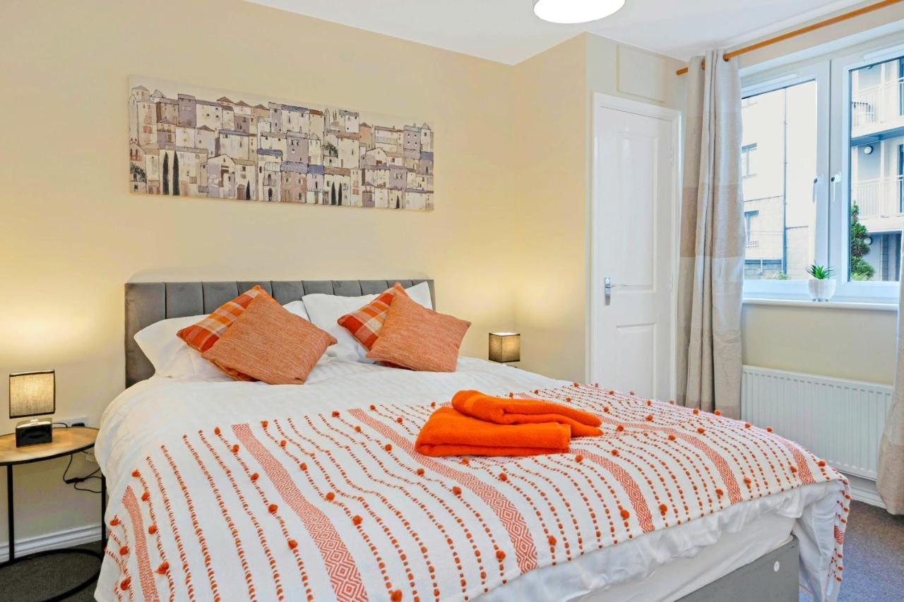 Modern & Spacious 2 Bedroom Serviced Apartment Next To Lochend Park - Private Underground Parking & Lift Available - Close To Edinburgh City Centre Buitenkant foto