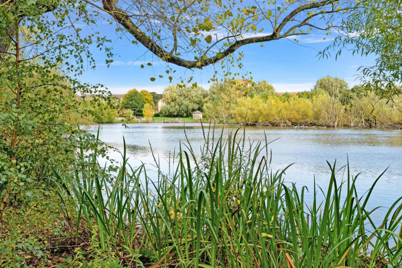 Modern & Spacious 2 Bedroom Serviced Apartment Next To Lochend Park - Private Underground Parking & Lift Available - Close To Edinburgh City Centre Buitenkant foto