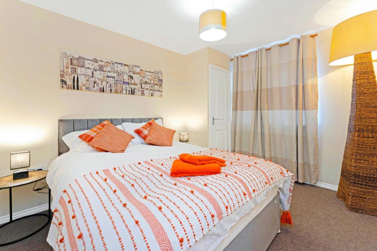 Modern & Spacious 2 Bedroom Serviced Apartment Next To Lochend Park - Private Underground Parking & Lift Available - Close To Edinburgh City Centre Buitenkant foto