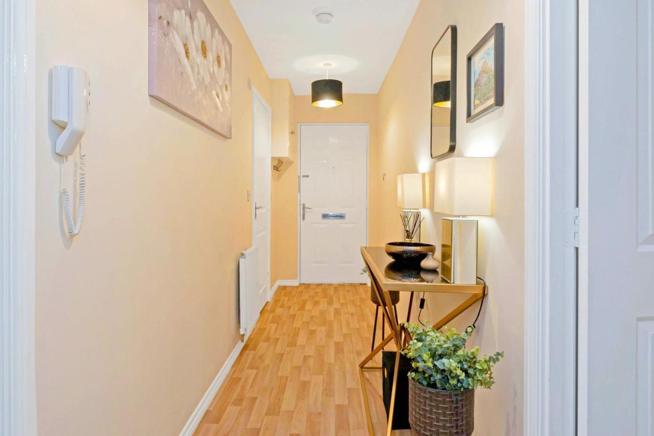 Modern & Spacious 2 Bedroom Serviced Apartment Next To Lochend Park - Private Underground Parking & Lift Available - Close To Edinburgh City Centre Buitenkant foto