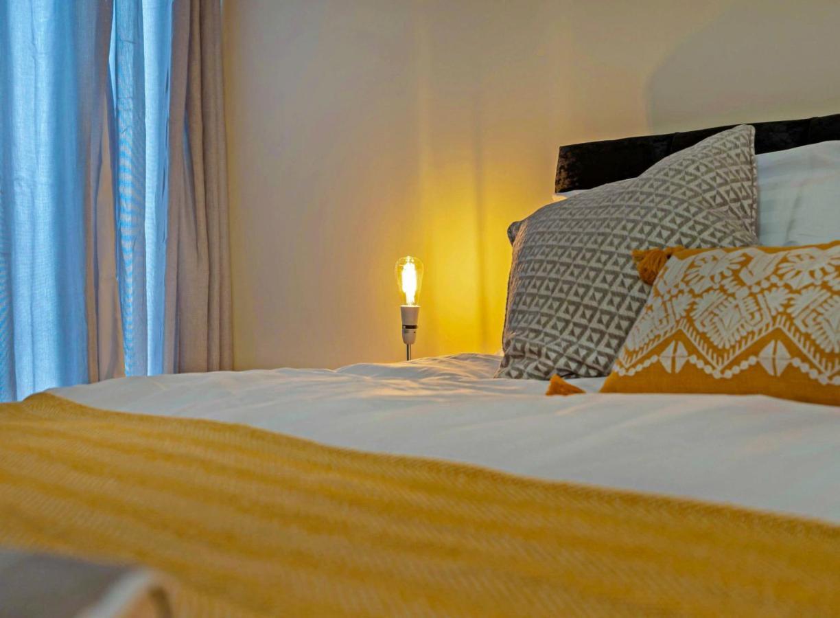Modern & Spacious 2 Bedroom Serviced Apartment Next To Lochend Park - Private Underground Parking & Lift Available - Close To Edinburgh City Centre Buitenkant foto