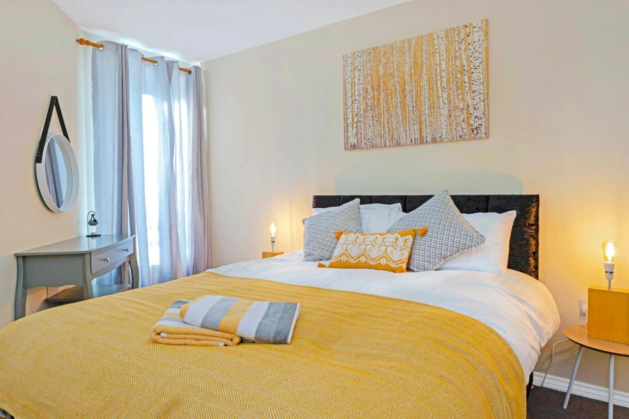 Modern & Spacious 2 Bedroom Serviced Apartment Next To Lochend Park - Private Underground Parking & Lift Available - Close To Edinburgh City Centre Buitenkant foto